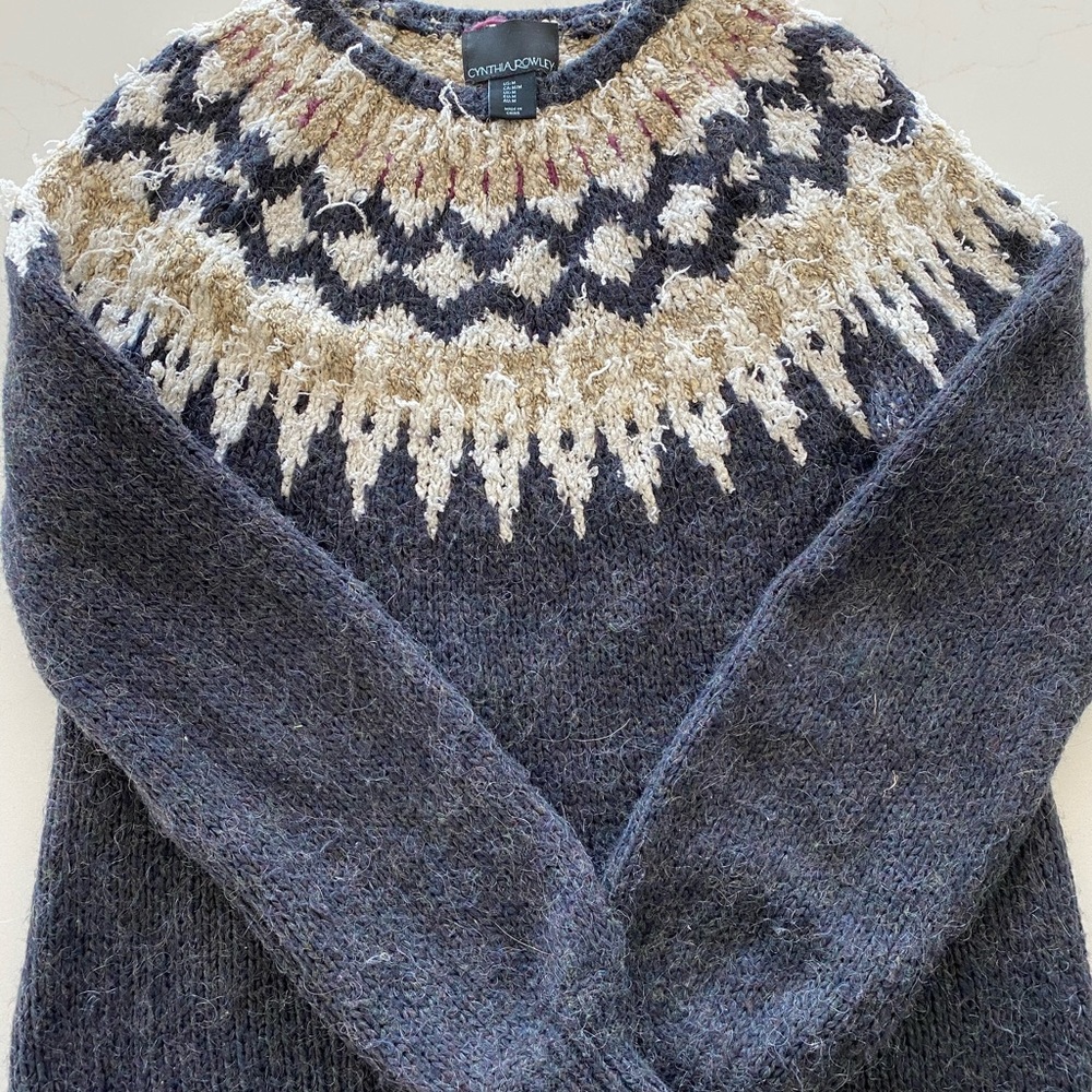 Women’s design crew neck sweater.